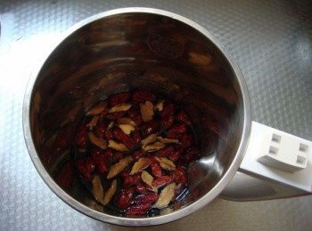 step2: 紅棗去核切小塊，黑豆去皮。然後把黑豆和紅棗放入豆漿機中打成漿。