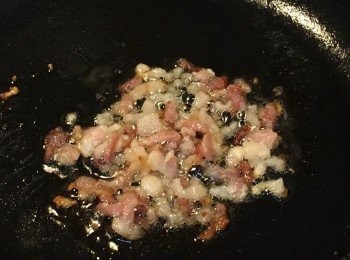 step3: 倒少許油落鑊，加入煙肉碎以中火炒至全部金黃色，撈起隔油備用