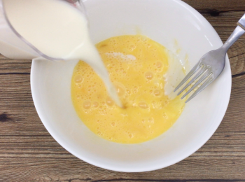step4: 蛋拂勻，加入新鮮無糖豆漿。
