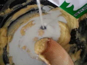 step5: 加入牛奶攪拌至麵粉完全溶解