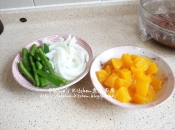 step4: 青椒去籽切條 , 洋蔥去皮切條 , 蜜桃去糖水後切粒備用