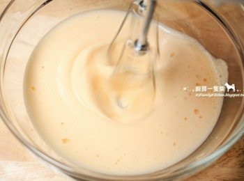 step2: 雞蛋2顆+細砂糖，以攪拌器中速打發至蓬鬆泛白。