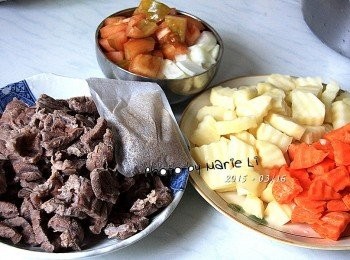 step1: 牛肉可以使用牛腩、牛肋條等易煮的部位
這裡我使用的是好市多購買的《牛腱條》
交給電鍋煮，不費力也能煮出
Q彈有嚼勁卻不死硬的好吃牛肉

先將《牛腱條》在還稍有冷凍的狀況下
用比較鋒利的刀刃切成適度大小的片狀
洗淨後燒開水下去燙至半熟
撈起牛肉泡入冷水中沖掉浮渣與油沫，備用。

牛番茄、洋蔥均切成塊狀
馬鈴薯、紅蘿蔔削皮後
以波浪刀切成適當大小的厚片狀。