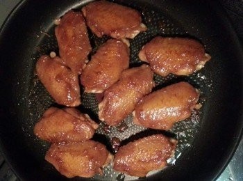 step4: 熱油落鑊用慢火煎熟<a href="https://bit.ly/3zHU5V3" target="_blank" data-keyword="雞翼" class="guide-link"><strong>雞翼</strong></a> <span style="display:inline-block;vertical-align:middle;margin-top:-3px;color:initial;border-radius:3px;padding:2px 3px;font-size:12px;line-height:14px;background:#87d300;color:#fff;">即買</span> 便成