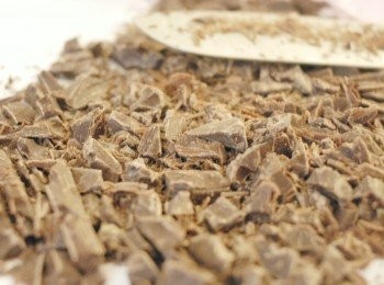 step2: 先將巧克力切碎，切非常小塊，放入玻璃碗內