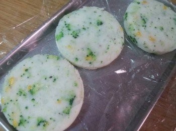 step9: 把拌好的料用模型或用手整型 , 放到舖上保鮮膜的盤子上 , 此時最好把已成型的可樂餅放入冷凍中冰到小硬後再拿出來 , 這樣後面的作業比較好操作