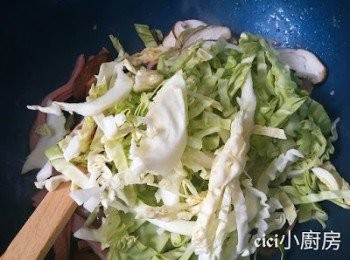 step5: 燒熱油鑊，下火腿和冬菇爆香，加入椰菜，然後灒少許紹興酒 炒至軟身。