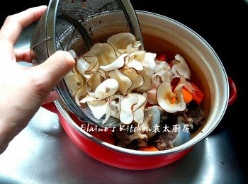 step5: 煲內逐一放入豬骨 , 紅蘿蔔 , 海底椰片 , 南北杏 , 蜜棗及果皮