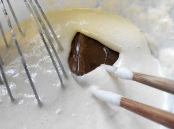 step3: 然後將年糕一塊一塊地放入已攪拌好的麵糊裡。