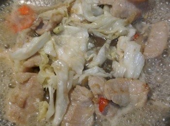 step4: 再加入半杯水水，泡菜與泡菜湯汁，火轉中小火煮至湯汁收快乾即可調味關火