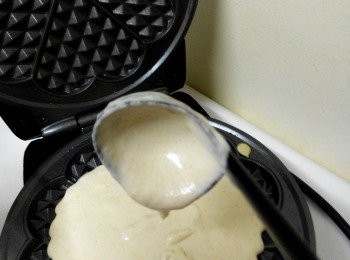 step4: 松餅機先預熱，取兩大匙松餅面糊倒入松餅機中，蓋上松餅機上蓋