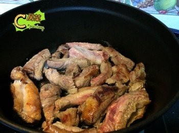 step1: 肉類解凍, 滴乾血水. 凍鍋落肉類以大火煎至表面金黃