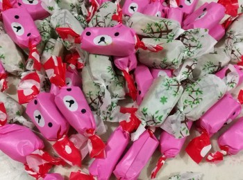 step9: 切好後，可用糯米紙包好，再包糖紙。如果覺得牛軋糖造出來夠硬，可不用包糯米紙。