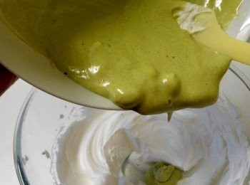 step9: 將拌勻的蛋糕糊倒入剩餘的倒入蛋白盆中，攪拌均勻。方法切拌、翻拌方式