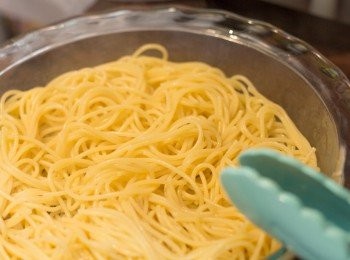 step9: 建議開始煮醬汁前開始煲大量水，待醬汁煮的時間於另一邊煮意粉，意粉煮好後盛起隔水後加入少許橄欖油拌勻避免意粉黏著。意粉預備好時醬汁應該煮好，可以淋上意粉，上面灑芝士粉(或新鮮刨碎芝士)即成