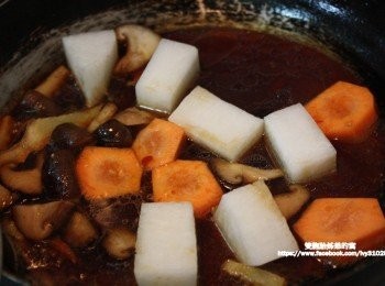 step4: 再倒進調配好的醬料和水下去進去煮沸，因為我不知拔拔的接受辣度到什麼程度，所以加不會太辣的份量進去調備，如果家中有小朋友不敢吃辣的話，會建議調味料中的豆瓣醬可以不要放進去，讓個人依自己的需求增加，所以紅燒湯麵都是拔拔在吃。