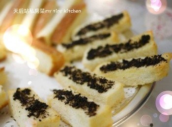 step1: 在麵包上擦上牛油融液