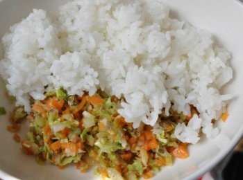 step7: 將炒好的備料與米飯混合