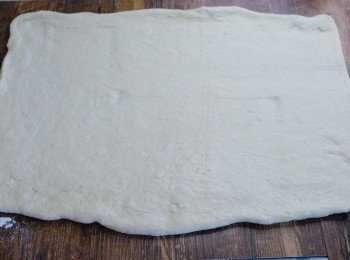 step5: 拿出麵糰，用手按壓麵糰，排出空氣（不用再搓麵糰）擀成長方形（約40 x 25厘米），一厘米厚