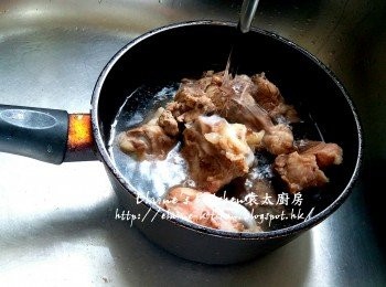 step1: 豬骨用水沖一沖洗放入煲內 , 加水用中火煮滾 , 盛起豬骨用水沖一沖洗碎骨及瀝乾