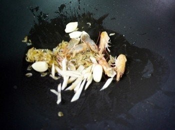 step2: 起油鍋先將蝦皮爆香後在下蒜頭.嫩薑絲.蝦頭 (我們鄉下都是用蝦頭來熬湯底)