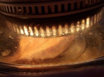 step2: 光波爐預熱200度,用高架,將大地魚乾先波5分鐘,反轉再波5分鐘,待大地魚焗到金黃