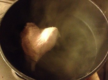 step2: <a href="https://bit.ly/3ANJVUp" target="_blank" data-keyword="豬展" class="guide-link"><strong>豬展</strong></a> <span style="display:inline-block;vertical-align:middle;margin-top:-3px;color:initial;border-radius:3px;padding:2px 3px;font-size:12px;line-height:14px;background:#87d300;color:#fff;">即買</span> 洗淨, 滾水煮3分鐘盛起備用