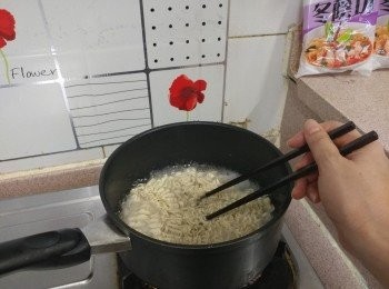 step5: 其間用筷子將麵弄散