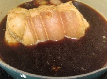 step6: 豬腩卷上色後加入熱水, 如選用明火請中途反一反腩肉卷, 同埋一定要記得加水。今次我用水波爐過熱水蒸氣, 爐温用150度焗1小時, 途中開蓋將腩肉卷反一反。