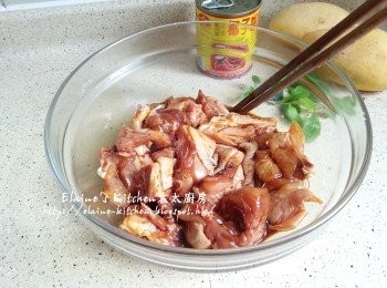 step1: 新鮮雞洗淨抹乾水份放入大碗內加入<span class="group_2">醃料</span>拌勻 , 蓋上保鮮紙靜待1小時