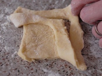 step5: 將左下角向右上對摺，放在小方正的對角上