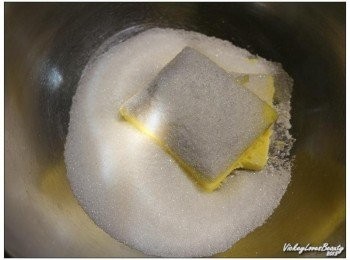 step2: 打蛋盆中放入巳軟化的奶油與細砂糖打至鬆發