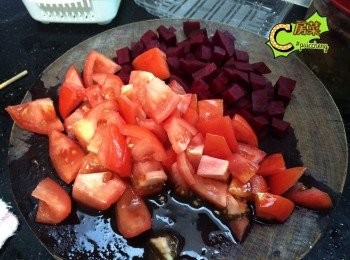 step2: 後加蕃茄, 紅菜頭, 梳羅魚粉同炒, 之後加水大火滾10-20分鐘