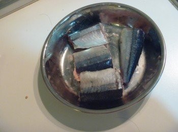 step1: 將秋刀魚去除頭尾,內臟及膠狀的油脂,洗淨擦乾.切成段盛盤加入<span class="group_2">醃料</span>抓勻放冰箱靜置30分鐘.
