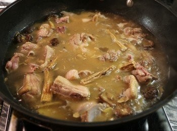 step7: 然後加入水和黨參，水煮滾後加蓋，轉小火續煮40分鐘。