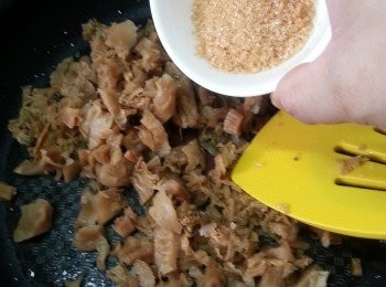 step9: 梅菜用1湯匙油起鑊,用1湯匙砂糖炒乾