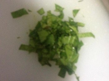 step4: 蘿勒葉切碎。