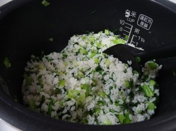 step4: 當飯煮至最後2分鐘，便可加入菜粒，快手拌勻，蓋起繼續煮至全熟。(菜不要炒至熟， 否則加入飯內再焗便會變更黃。 )