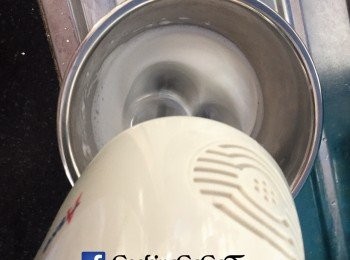step3: 打蛋器最快速把蛋白打至轉泡加入1/3砂糖，再打至半挺身後加入剩餘糖打至全挺身。