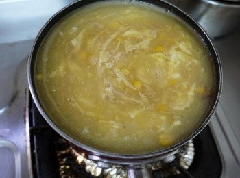 step3: 湯滾後勾芡(用地瓜粉調的勾粉水比較好勾芡)，接著下蛋液與少許的鹽攪拌均勻~喜歡奶油味重一點的，可以起鍋後再加入一小匙的奶油拌均