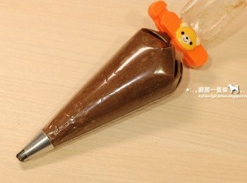 step8: 開烤箱預熱至170度C(約338度F)。取兩個裝有星形擠花嘴的擠花袋，裝入麵糊。