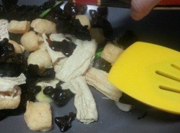 step5: 落約2湯匙蠔油炒勻