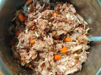 step5: 加入肉桂粉。用湯匙將內鍋裡的好料攪拌均勻。