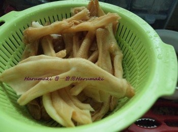 step2: 水滾放一片薑, 鴨掌氽水, 再瀝水備用