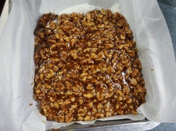 step17: 再倒入已有椰絲的盤上,輕輕壓實,面灑上椰絲,放入雪櫃略為雪凍才易切