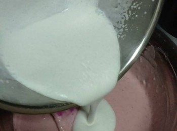 step10: 將打發的忌廉加入士多啤梨芝士糊中，充分拌均匀。