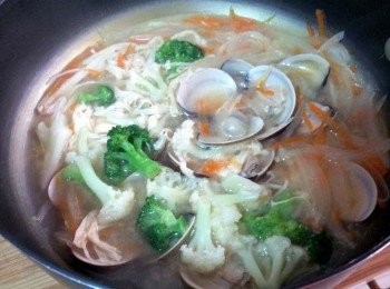 step2: 鍋子中加入清水二碗
把豆皮 , 紅蘿蔔 , 洋蔥加入煮至軟
再把蛤蜊加入煮開
青白花菜也加入
加入味噌拌勻 ( 加一咪咪的糖或味醂會讓湯更香醇 )