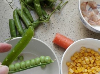 step1: 準備所有原料，青豆我用新鮮的這種，自己剝，冷凍的那種怕有色素。蝦去皮，去蝦腸，用鹽和料酒醃制一下，這樣更入味，胡蘿蔔切小丁。