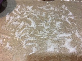 step1: 在工作檯面鋪上一張保鮮紙，然後灑上砂糖