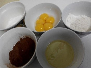 step1: 準備好【蛋黄糊】材料： 
蛋白和蛋黃分離。低筋粉和可可粉混合提前過一次篩。